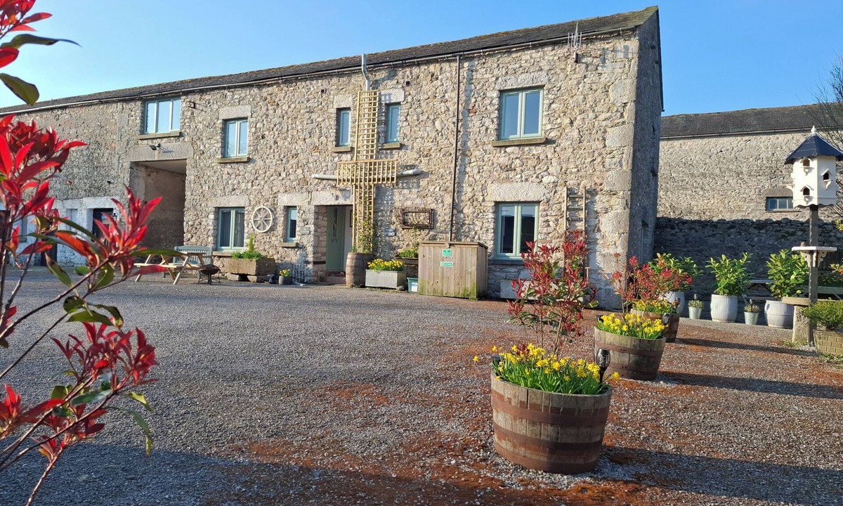 Meathop Cottage | CORNER COTTAGE AT BRACKENTHWAITE FARM, pet friendly in Arnside