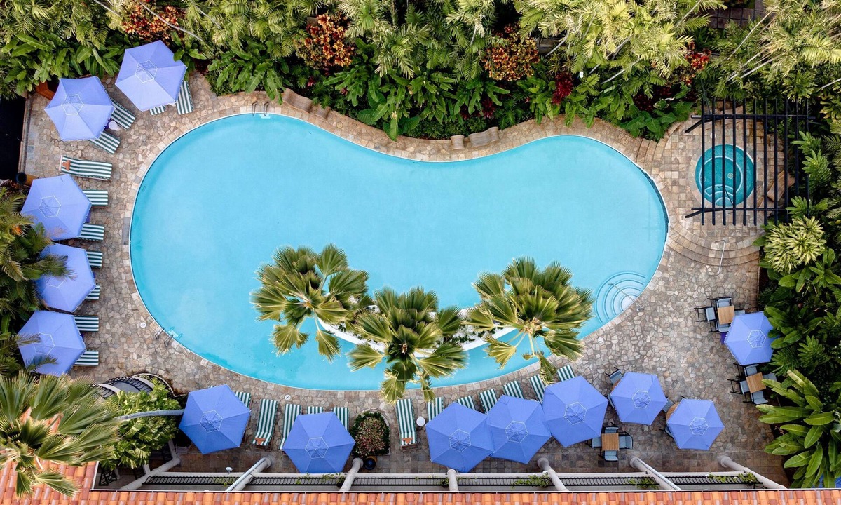 Waikiki Hotel | Corner King Room with Lanai – Spacious City Views