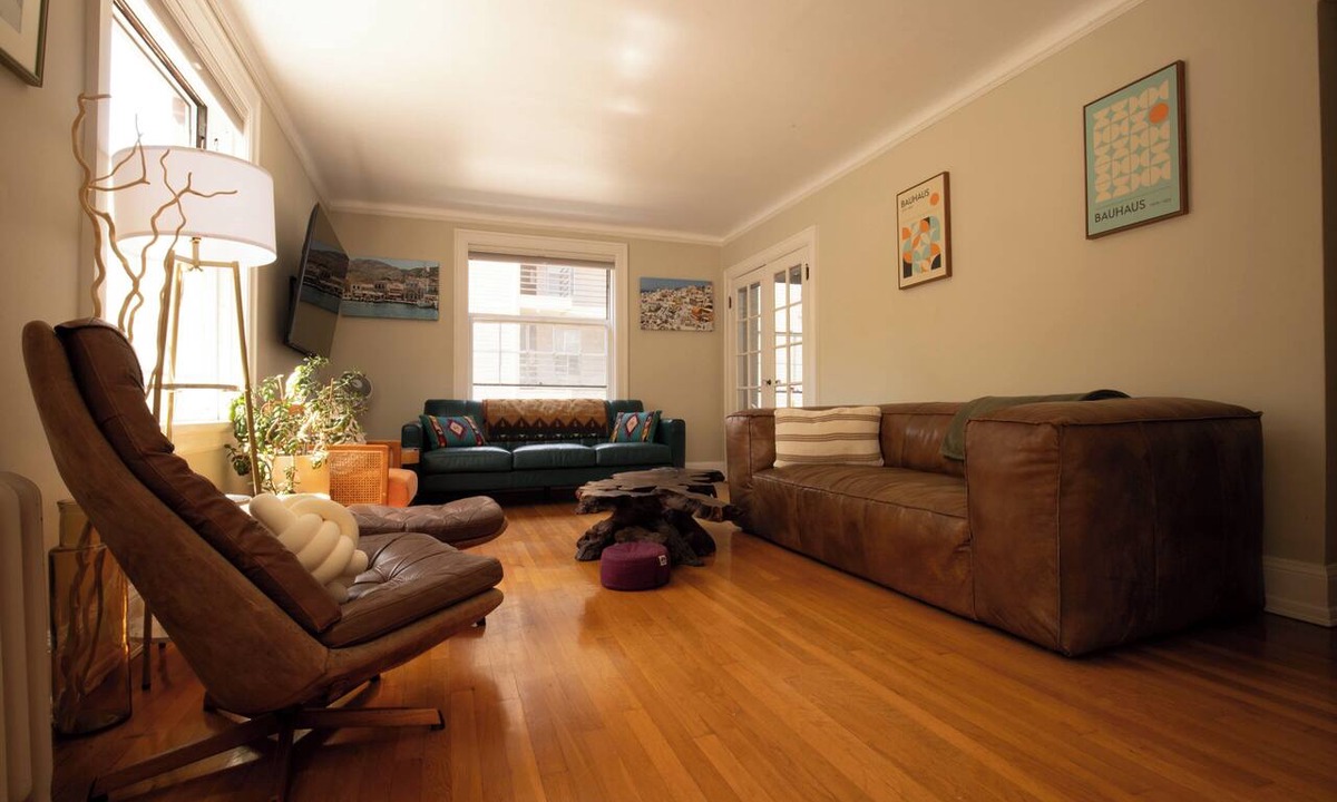 Broadway Condo | Corner Sunny Unit. TempurPedic bed. Secure Parking