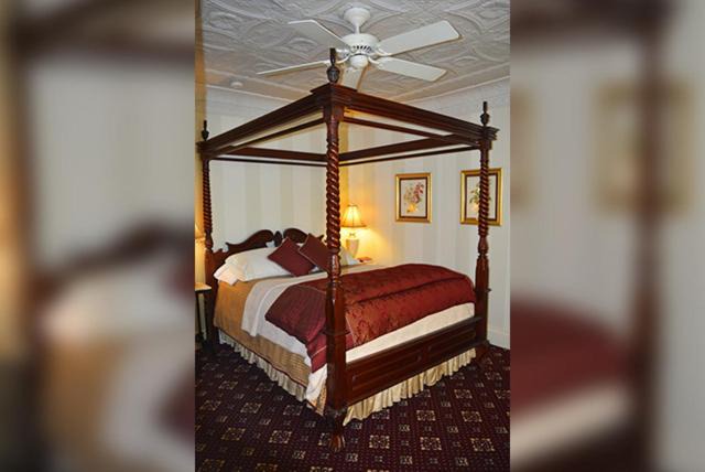 Warrensburg Bed & Breakfast | Cornerstone Victorian Bed and Breakfast