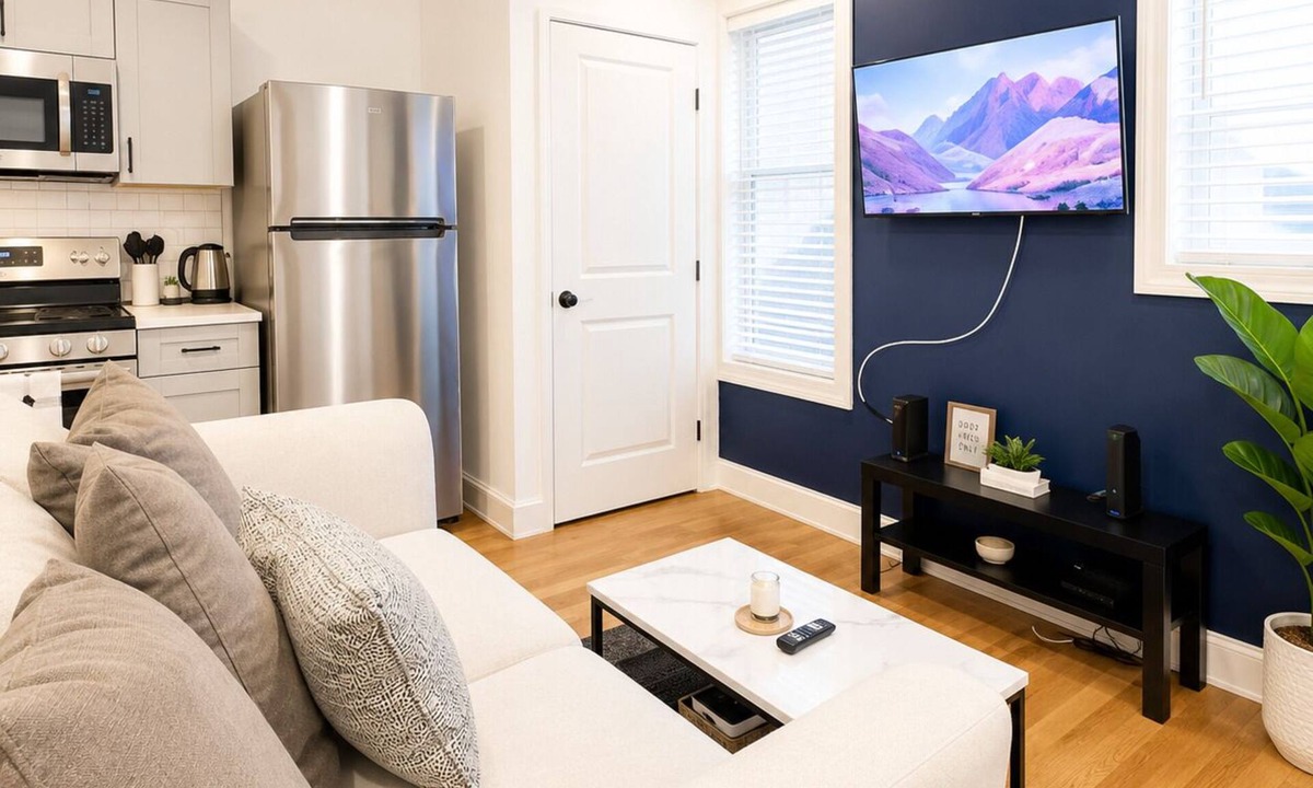 Corn Hill House | Cornhill Apt w FreeParking Kitchen W+D.