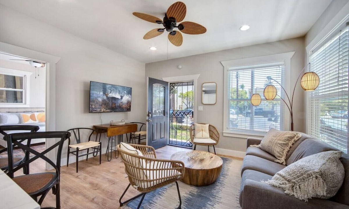 Coronado Apartment | Coronado Unit 1 - B Ave Bungalows · King-sized 1/1, 5-10 Min Walk to Coronado Beach!