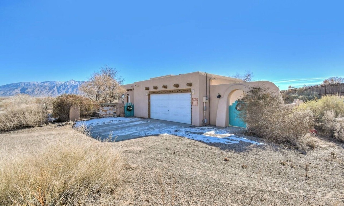 Corrales House | Corrales 2 bd/2b adobe house on a quiet, private road w/stunning mountain views