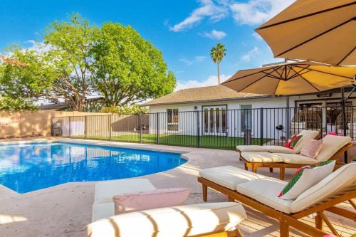 Avant House | Corrine Family Oasis with Heated Pool & Putting Green
