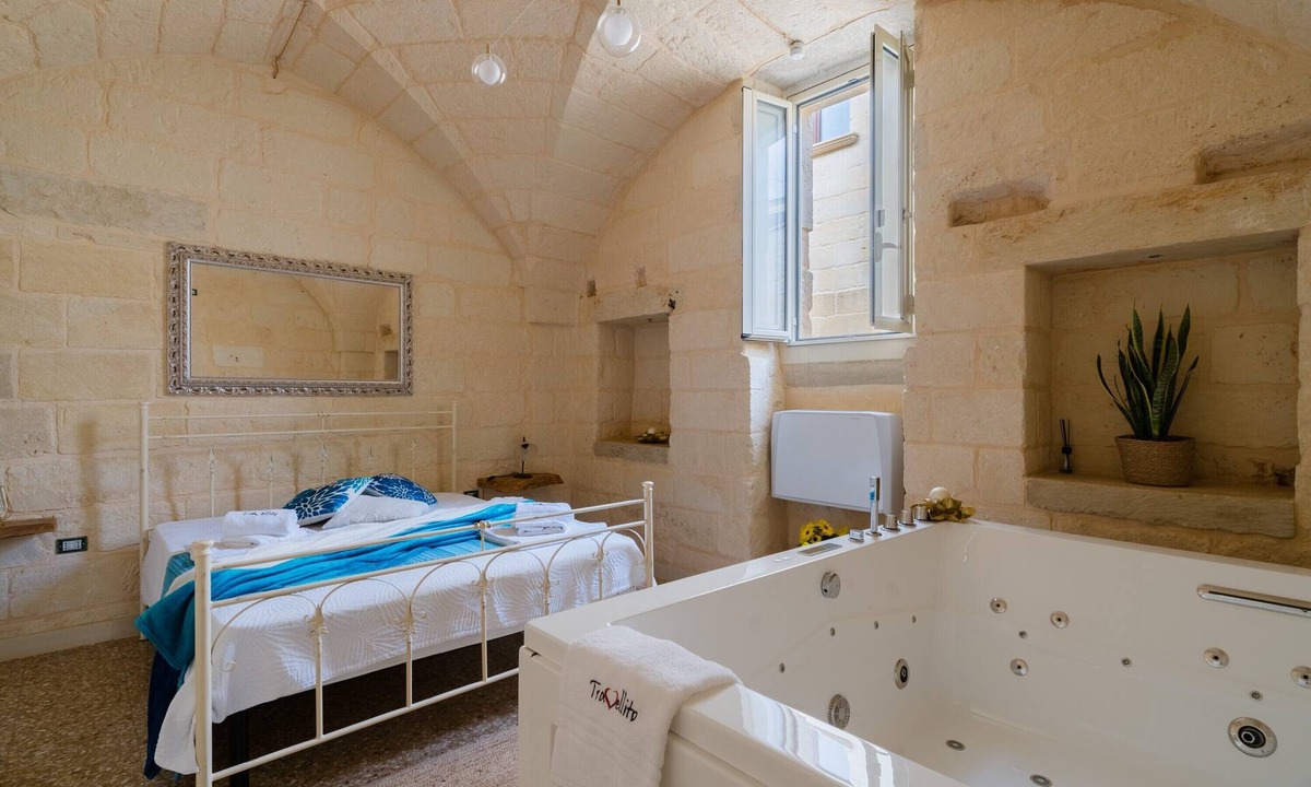Cannole House | Corte Cochlea 'La Curte Suite' with Wi-Fi, AC, and Hot Tub
