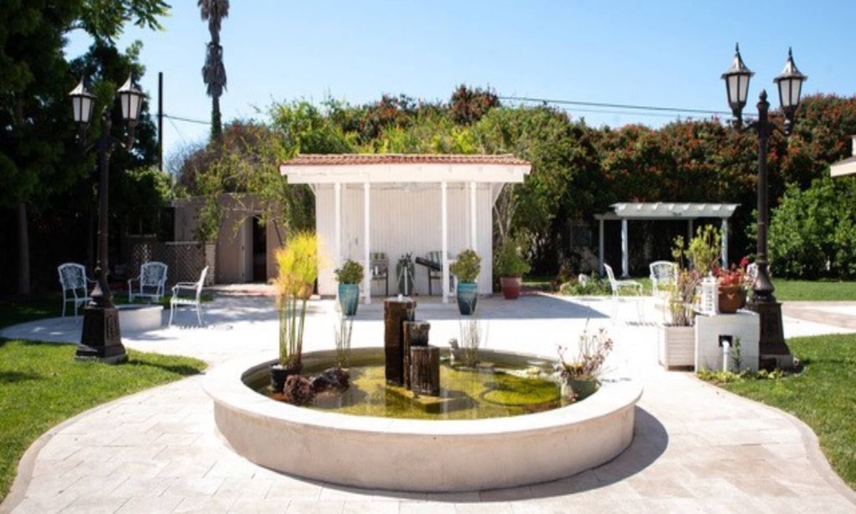 Downey House | Cosy 1 Bed Studio with living room and separate 2 independent bedrooms