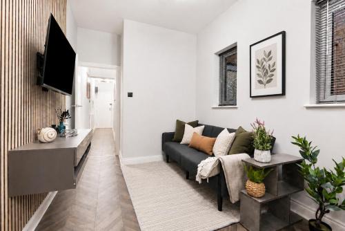Bow West Apartment | Cosy 2 bedroom Garden House Victoria Park, London