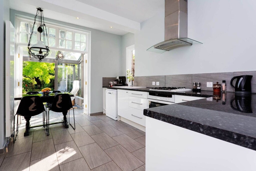 Ravenscourt Park House | Cosy 3 Bedroom House in Leafy Chiswick, Sleeps 6 (Veeve)
