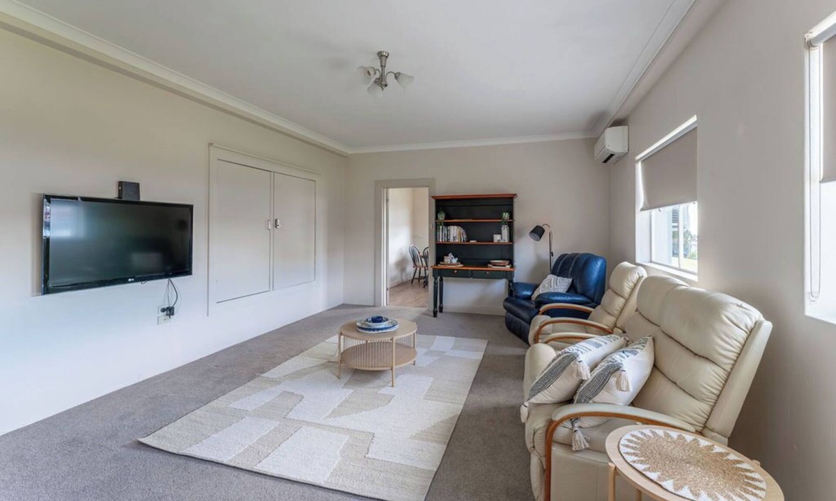 Devonport Apartment | Cosy and Comfortable Unit with Parking & Wifi