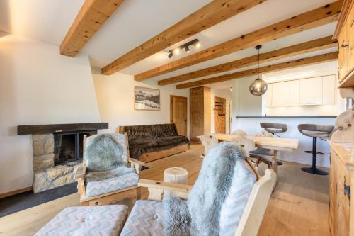 Champfer Apartment | Cosy Apartment facing Piz Rosatsch with eFireplace, Pool & Sauna