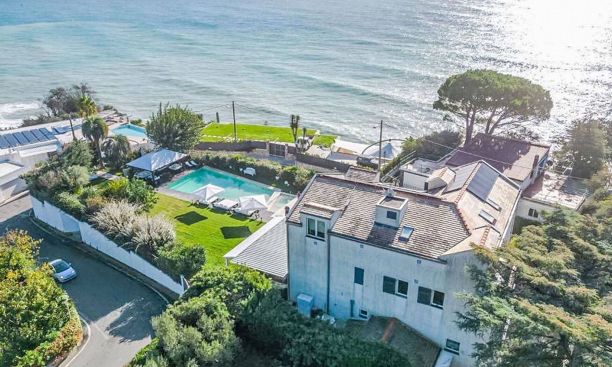 Albisola Superiore Apartment | Cosy apartment for 6 guests with pool, WIFI, TV, patio and pets allowed
