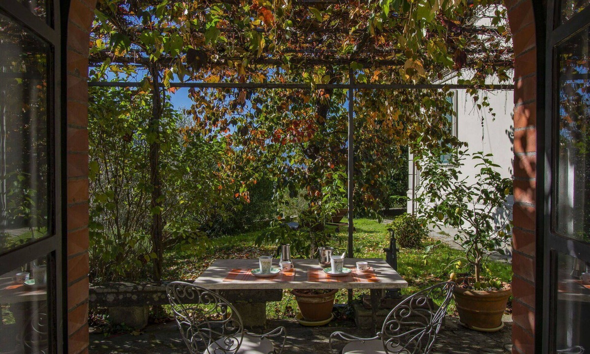 Barga Apartment | Cosy apartment for 2 people with private pool, TV, patio and pets allowed