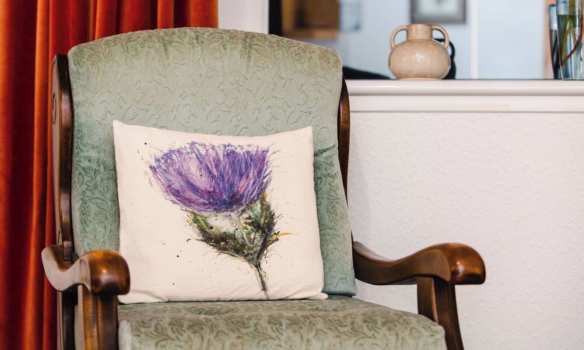 Glen Urquhart Apartment | Cosy apartment for 4 guests with WIFI, TV, patio and panoramic view
