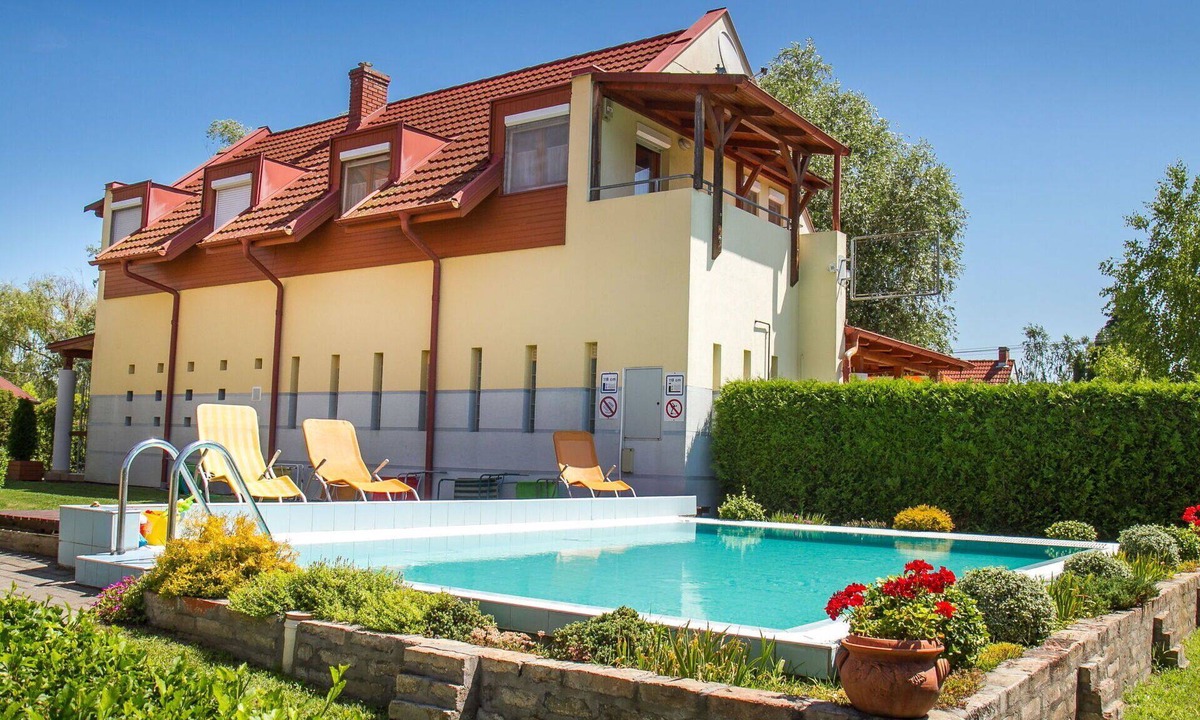 Balatonmariafurdo Apartment | Cosy apartment for 4 people with pool, WIFI, A/C, TV and patio