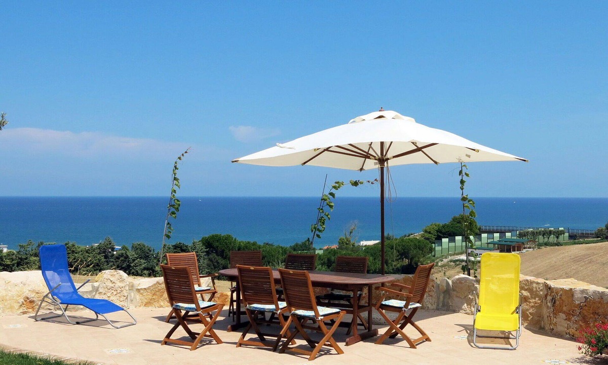 Termoli Apartment | Cosy apartment for 4 people with WIFI, pool, TV, terrace and parking