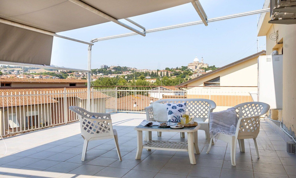 Loreto Apartment | Cosy apartment with WIFI, A/C, TV, terrace, pets allowed, panoramic view, close to Porto Recanati
