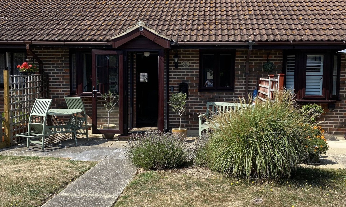 Middleton-on-Sea House | Cosy Bungalow On Private Estate