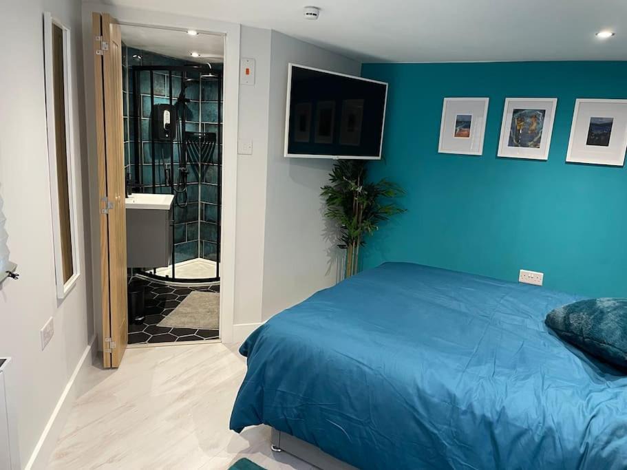 Bircotes Apartment | Cosy cabin with private bathroom