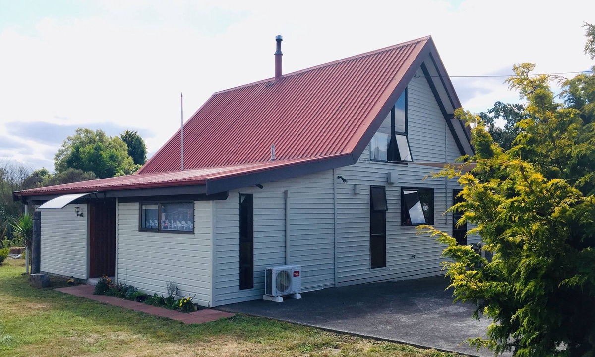 Owhango Ski Chalet | Cosy chalet style house at Tongariro National Park near to Tongariro Crossing.