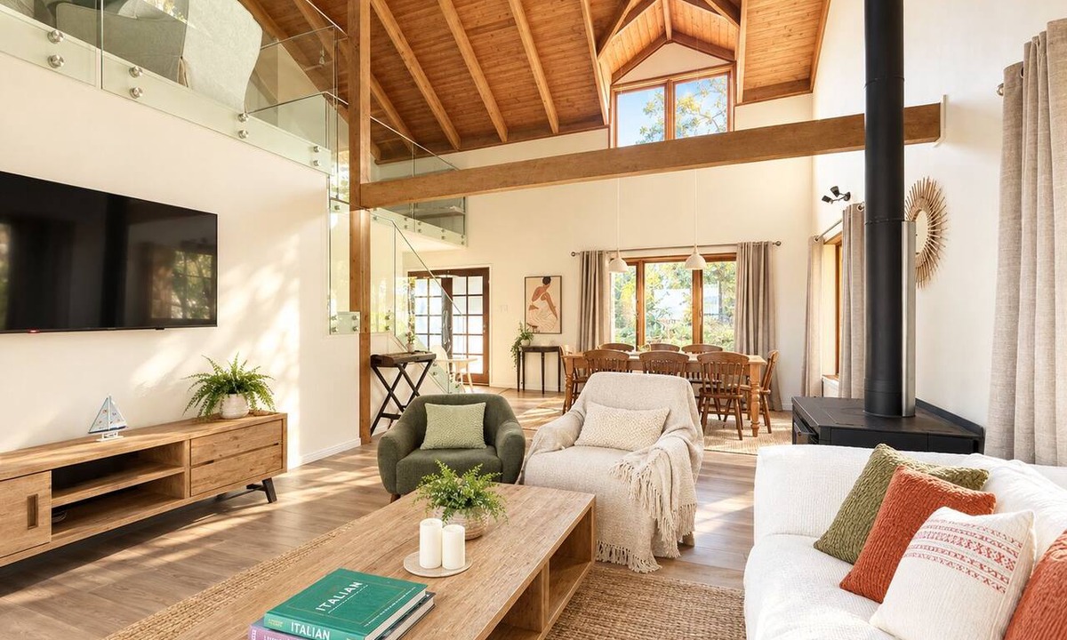 Saratoga House | Cosy Coastal Retreat with Water Views