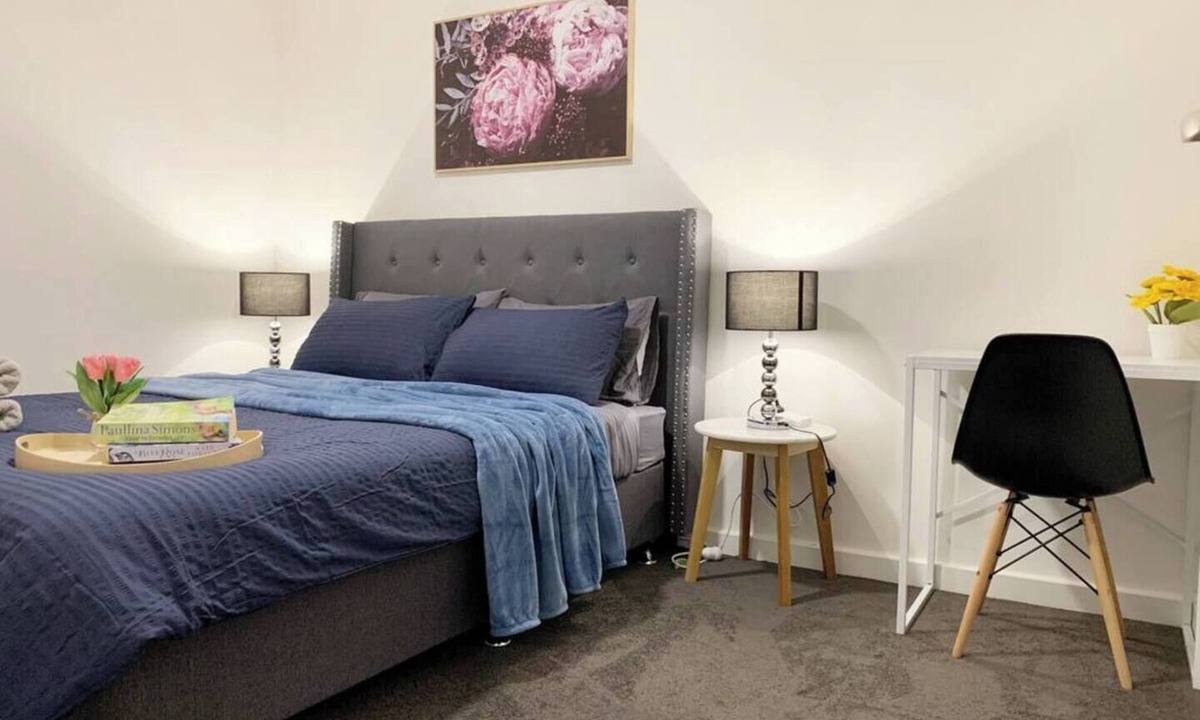 Campbelltown Condo | Cosy & comfortable 2 BDRM budget unit. Unlimited Wifi, free parking & air-con. Near shops & bus stop