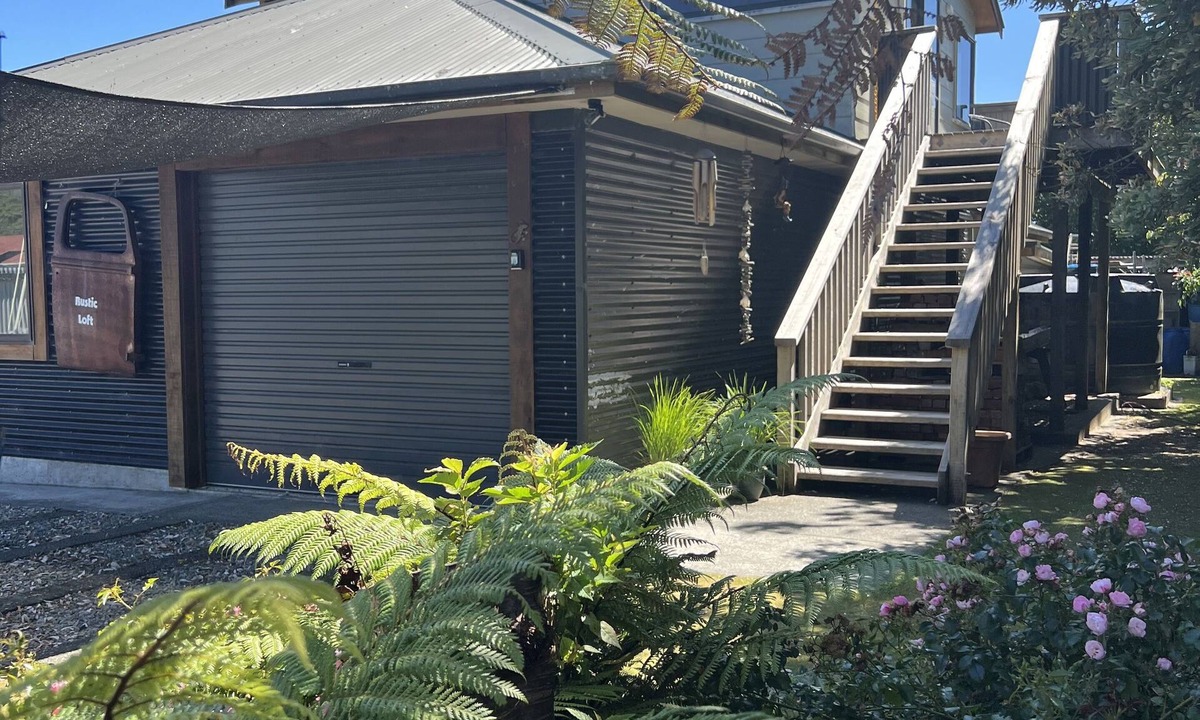 Gladstone Apartment | Cosy, comfortable Loft with free wi-fi set in a great location of the West Coast