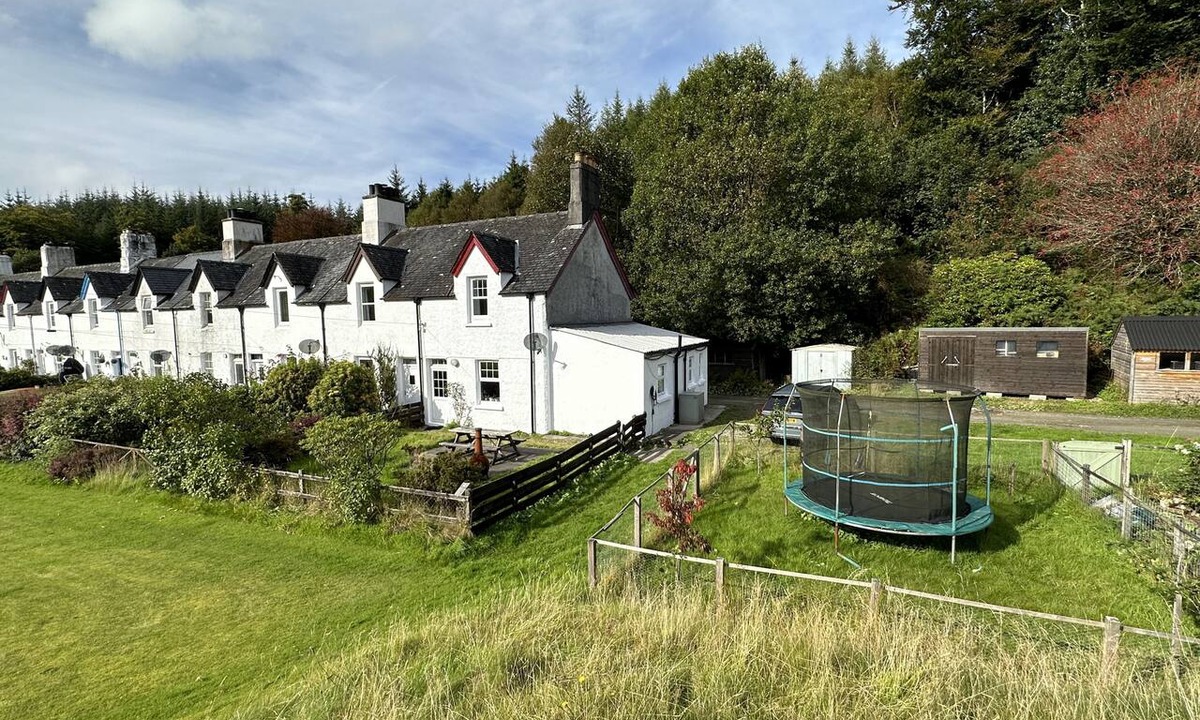 Cairnbaan Cottage | Cosy Cottage Near Crinan Canal with Wood Burner - Pet Friendly, Enclosed Garden