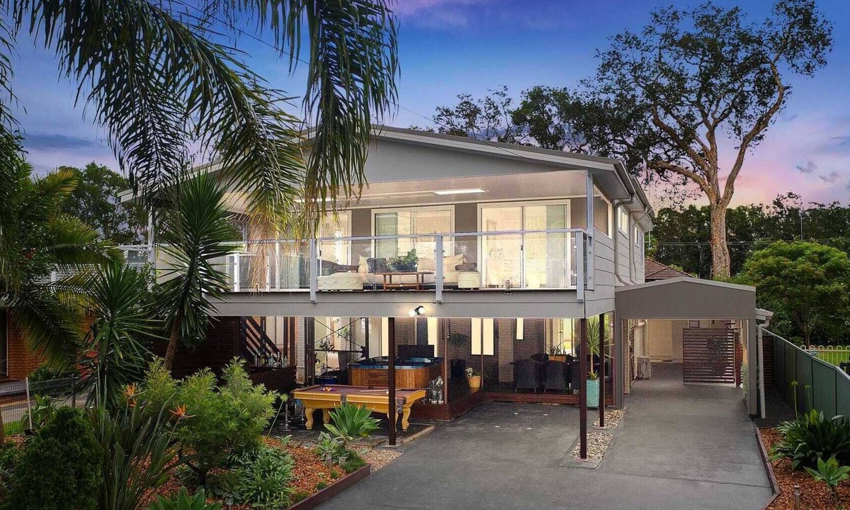 Central Coast House | Cosy Lake-view Retreat w Spa, Nearby Beaches & Shopping