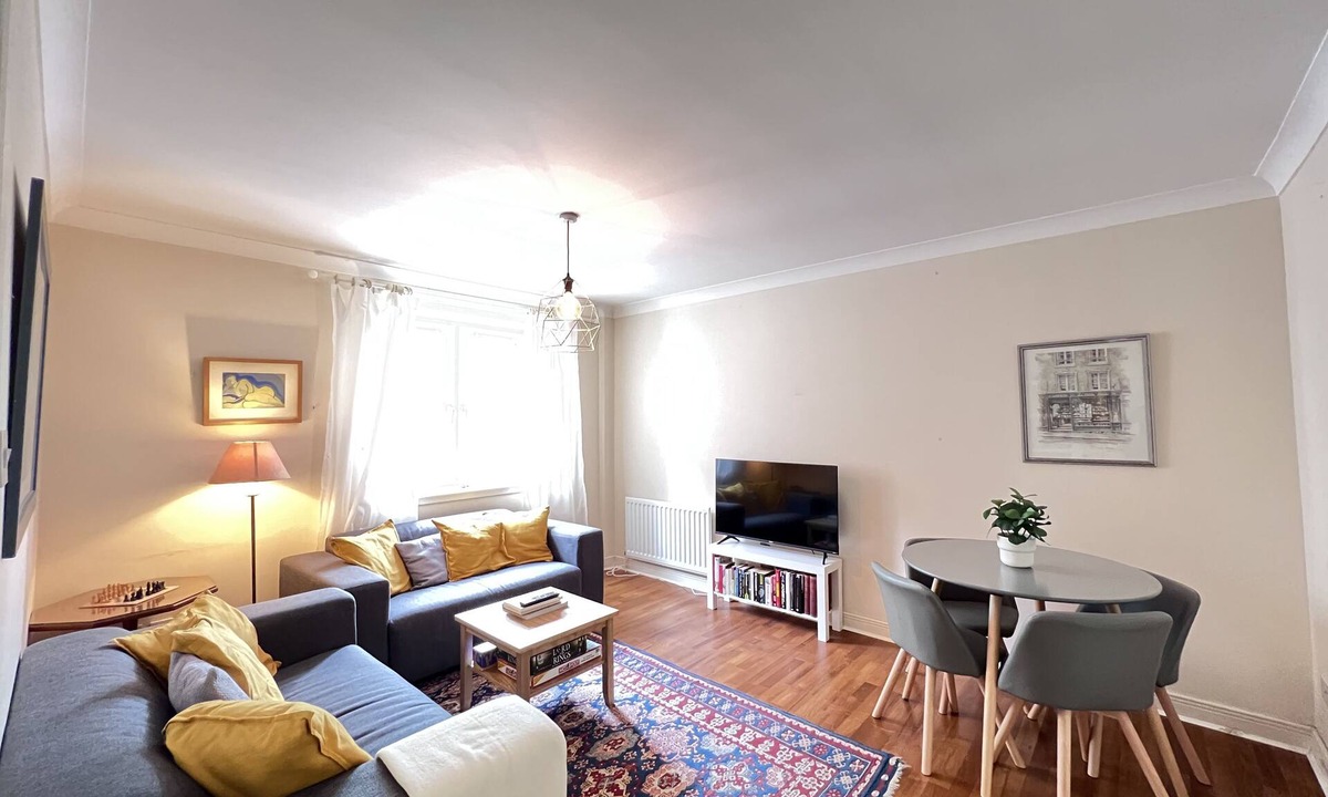 Old Town Apartment | Cosy, right next to the Royal Mile and Arthur´s Seat & free secure parking