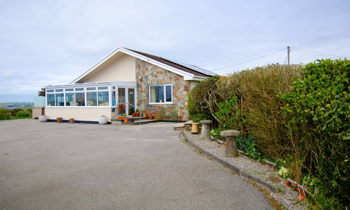 Penryn House | Cosy Rural Bungalow In Cornwall between Falmouth and Helston Nr Penryn Campus
