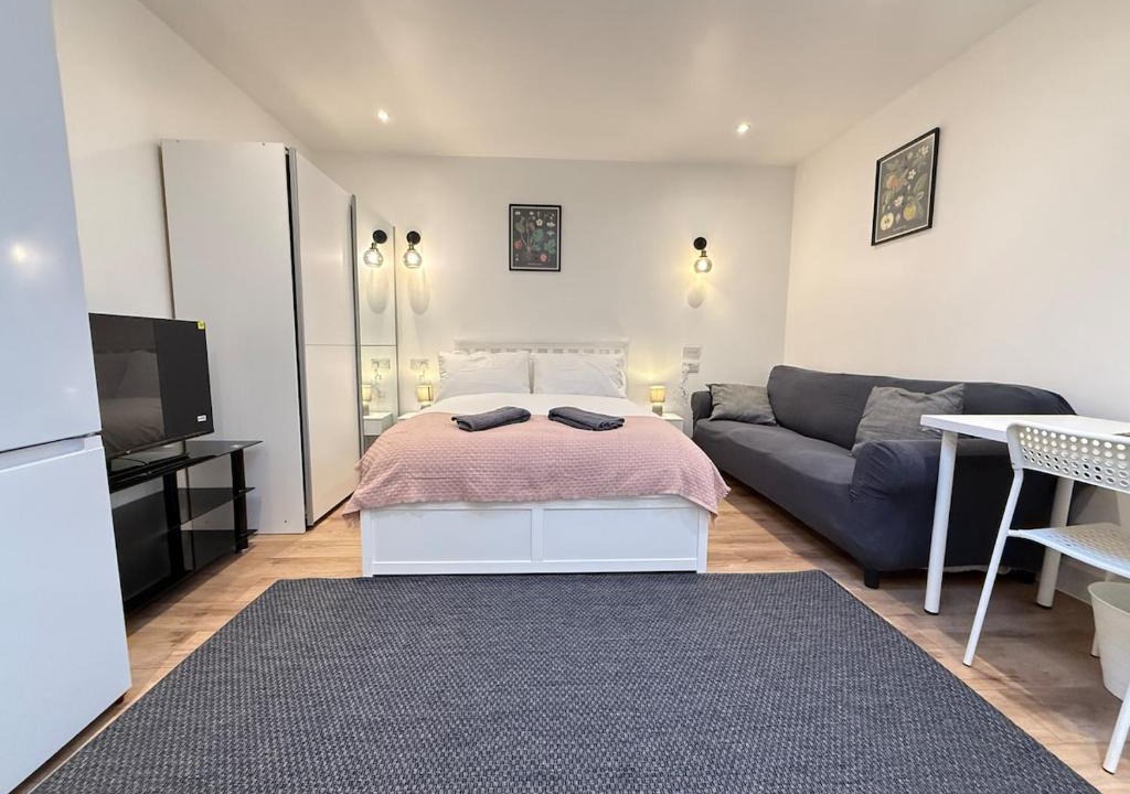 London Borough of Ealing Apartment | Cosy skylight Modern Studio and Free Private Parking