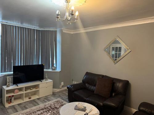 Bradford House | Cosy Stay Near Arena & Leeds Bradford Airport two bedroom House