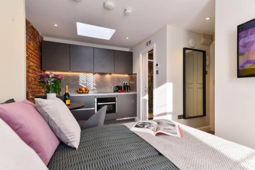 Pembridge House | Cosy studio 4th floor premium street Notting Hill.
