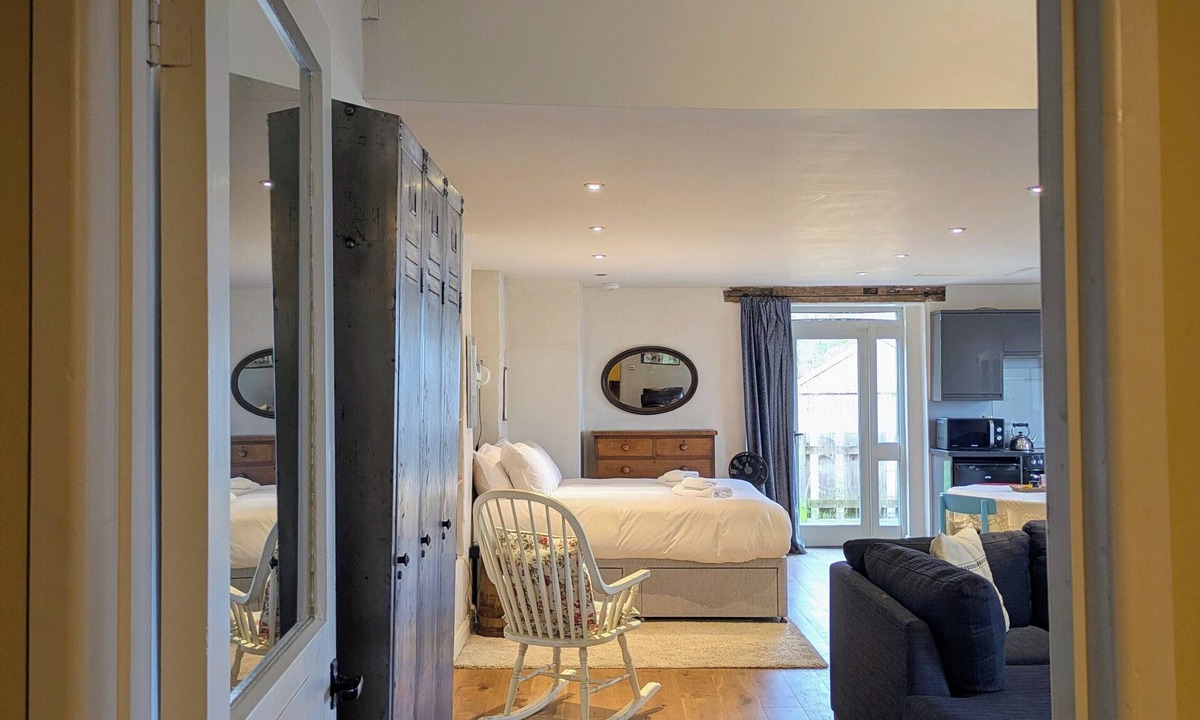 Rudloe Apartment | Cosy studio apartment w/wood burning stove & amazing views near Bath