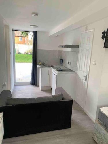 London Borough of Hounslow Apartment | Cosy Studio Flat-Just Renovated-Free Street Parking & Independent Entrance