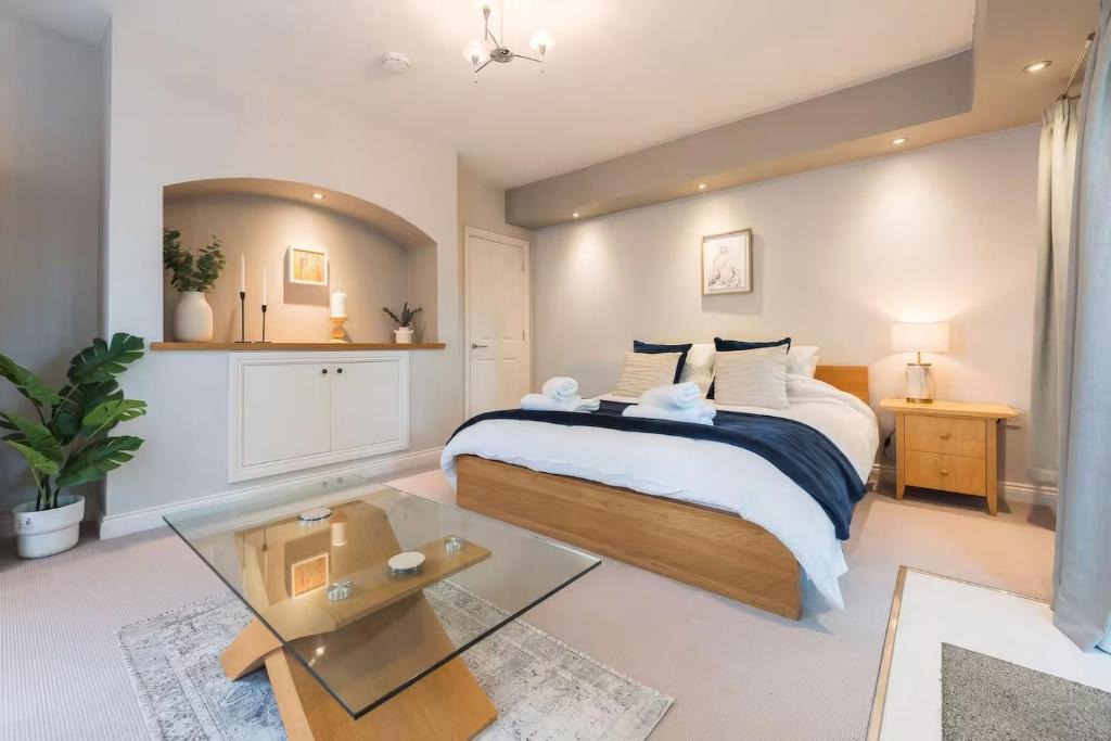 Failand Apartment | Cosy studio, private Japanese garden, parking