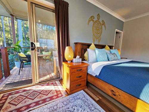 Doonan House | Cosy Studio with Forest Views, Noosa Hinterland