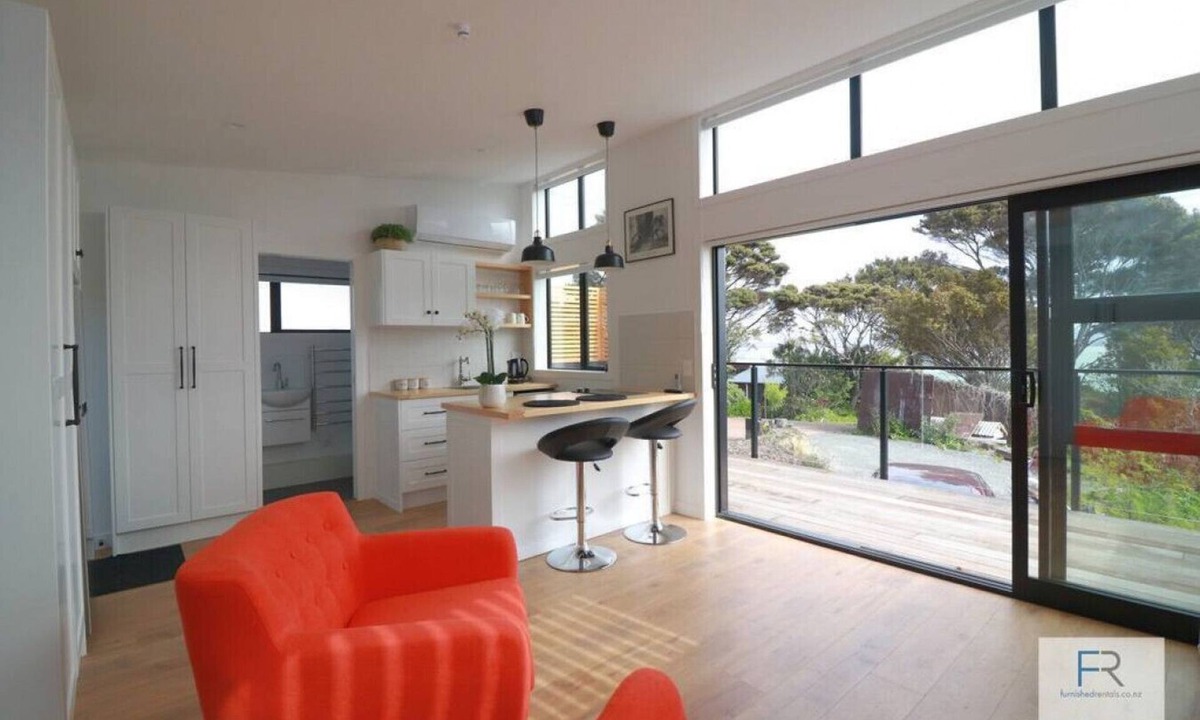 Beach Haven Apartment | Cosy Tiny Home with Ocean Views|by Furnished Rentals
