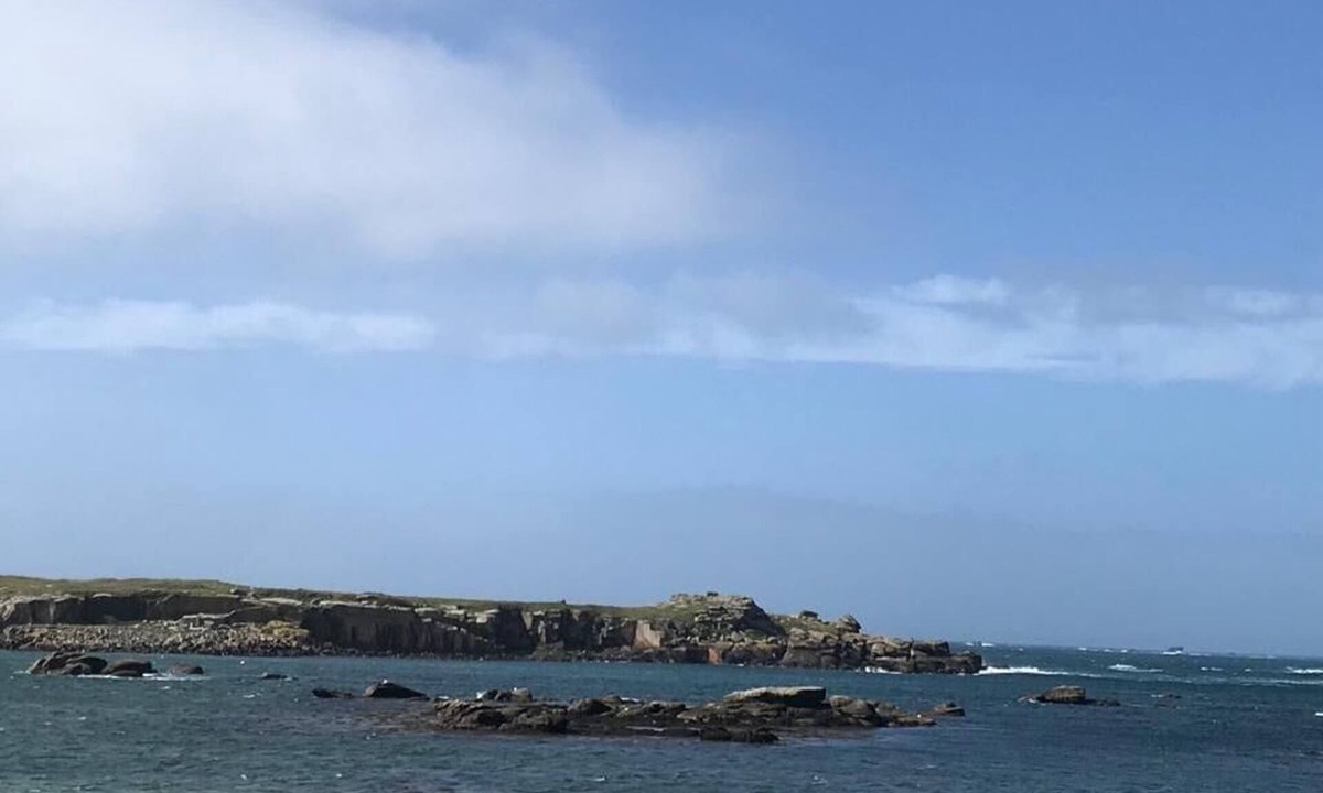 Porspoder House | Cosy waterfront house sleeps 4, beach at end of garden