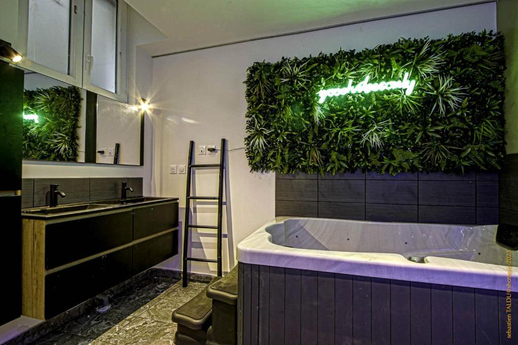 Rouen City Centre Apartment | CosyRouen Bali Jacuzzi & Hamman