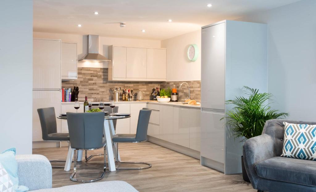 Central Milton Keynes Apartment | Cotels 7Zero1 Aparthotel - Unique Apartment building with friendly Reception - Sky Movies & Sports - Fitness Equipment in Apt - Pet Friendly - Private Garden Area