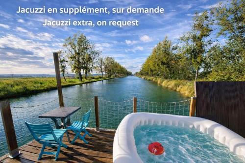 Ouges Boat Rental | Cottage flottant nature, Jacuzzi Privé en supplément près de Dijon
