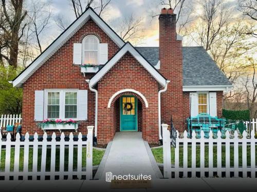 Williamstown House | Cottage for 12, Close to Ark, Private Parking, 4BR