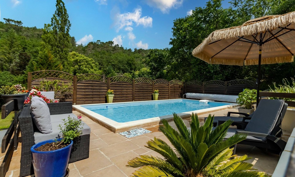 Aubas House | Cottage 'Les Gaps En Périgord Noir' with Shared Pool, Terrace and Private Garden
