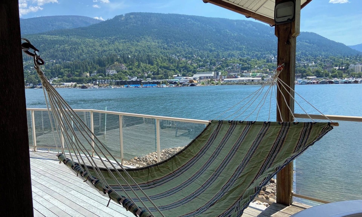 Nelson Cottage | Cottage on a private sandy beach with a gorgeous view of the city of Nelson.