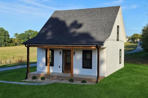 Lexington House | Cottage on Conrad