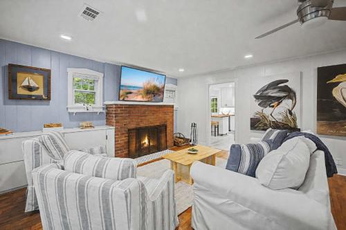 Harbert House | Cottage on Pine 5 Min Walk to Harbert Beach