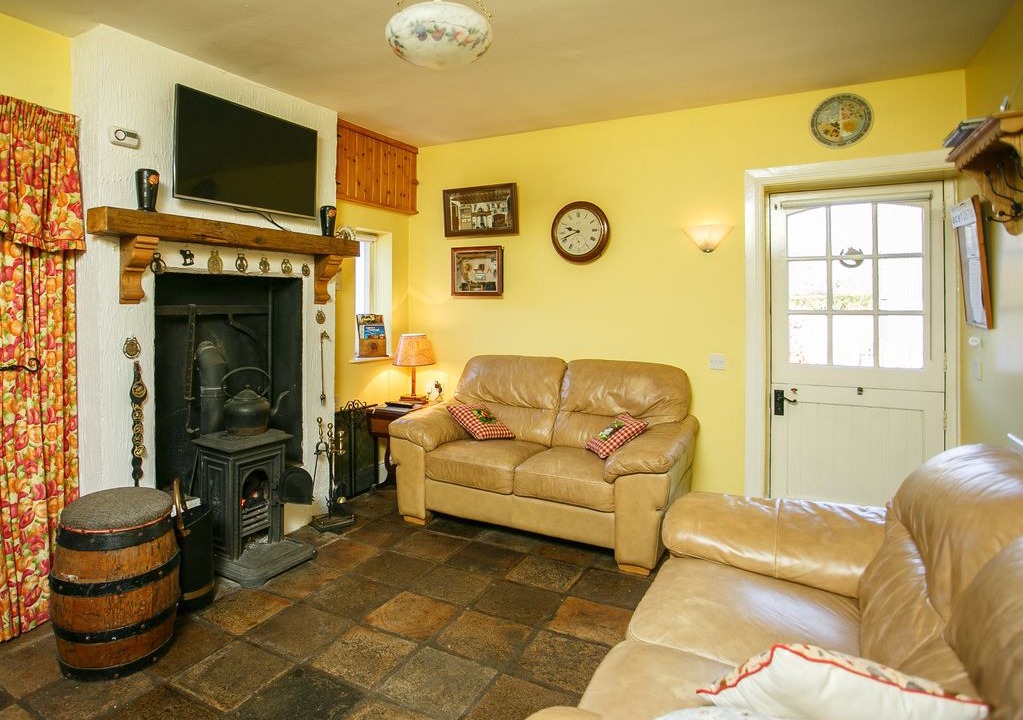 Lisburn Cottage | Cottage-Private Bathroom-Brook Hall Cottages