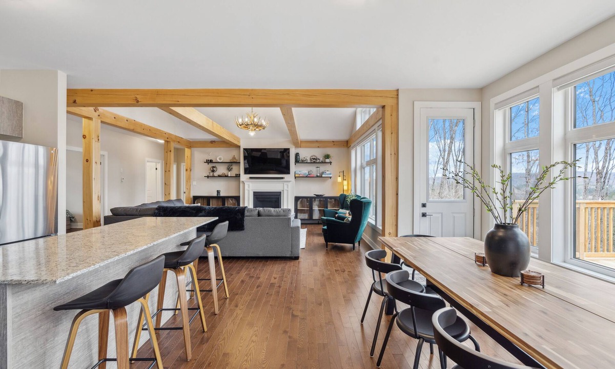 Lake of Bays House | Cottage Retreat near Algonquin Park, Skiing, Hiking and Golfing with Game Room.