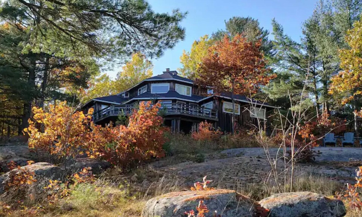 Irondale Cottage | Cottage with commanding views of the lake on a large piece of Canadian Shield